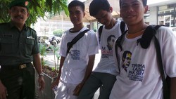 Siswa Berkumpul dan Berbaris Siap Sambut SBY dengan Kaos #terimakasihSBY