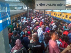 Penumpang Commuter Line di Stasiun Tanah Abang Menumpuk, Begini Penampakannya