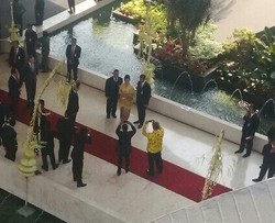 Cepret! Titiek Soeharto Foto Bareng Danpaspampres di Lobi MPR