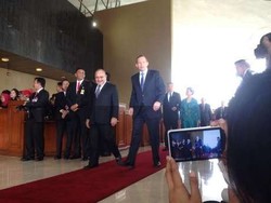 PM Australia Tony Abbott Masuki Ruang Pelantikan Jokowi-JK