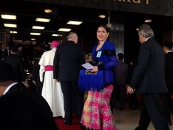 Datang ke Pelantikan Jokowi, Venna Melinda Cantik Berkebaya Biru