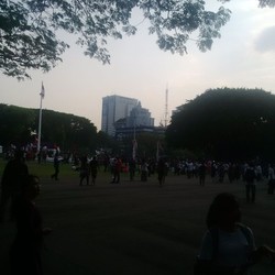 Duh! Truk Relawan Jokowi Bersikeras Masuk ke Dalam Istana