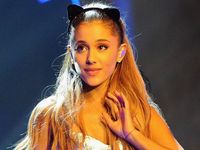 Ariana Grande Centil di Panggung Radio One Teen Awards