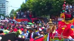 Jokowi Sempat Terpeleset Saat Diarak dengan Kereta Kencana