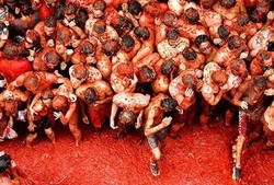 La Tomatina & 4 Perang Makanan Paling Seru di Dunia