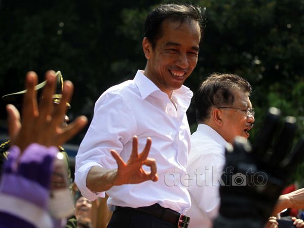 Gaya Jokowi Saat Diarak