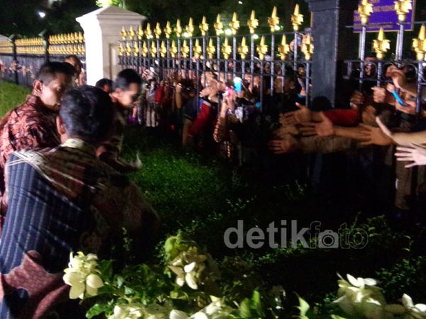 Jokowi Sapa Warga di Pagar Istana