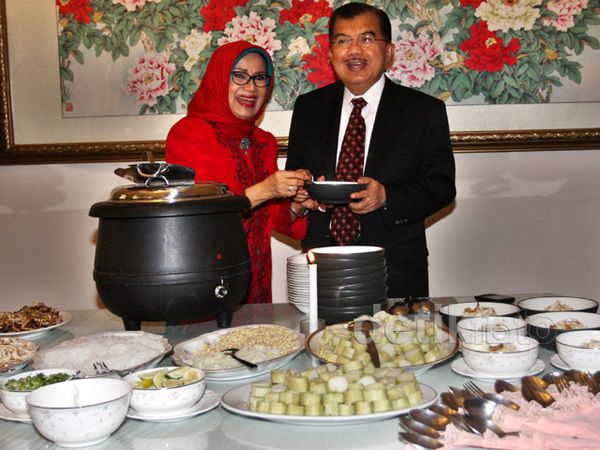 Jelang Pelantikan, JK Sarapan Sop Ayam