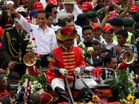Ribuan Rakyat Iringi Jokowi-JK ke Istana