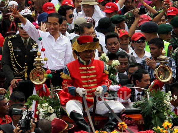Ribuan Rakyat Iringi Jokowi-JK ke Istana