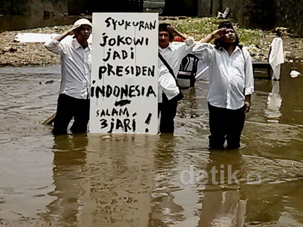 Syukuran Pelantikan Jokowi di Sungai Cikapundung