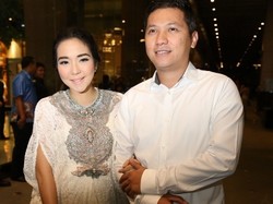 Bakal Jadi Orangtua: Perut Gading Makin Buncit, Gisel Makin Manja