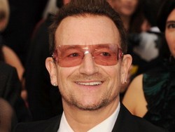 Punya Penyakit, Ini Alasan Bono U2 Selalu Pakai Kacamata Hitam