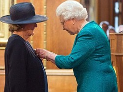 Wow! Profesor McGonagall dapat Penghargaan dari Ratu Elizabeth II