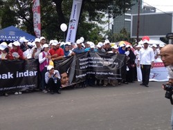 Berdiri di Trotoar, Pegawai Indosat Minta Jokowi Buyback Saham