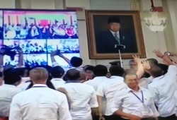 Setelah Video Conference, Jokowi Selfie dengan Buzzer Sosmed