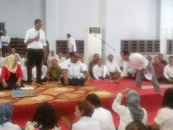 Hari Terakhir Jadi Menteri, Dahlan Beri Doorprize Rp 1 Juta ke Bos BUMN