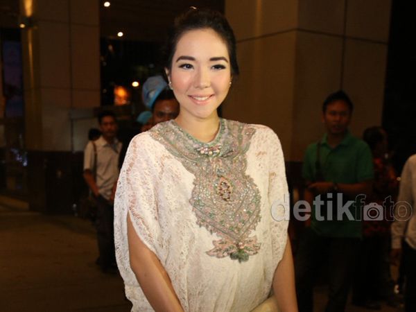 Gisel Cantik Berkaftan Putih