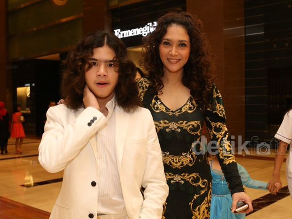 Gaya Rambut Kompak Maia Estianty dan Dul