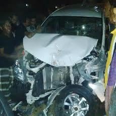 KA Mutiara Timur Seruduk Avanza Saat Macet di Tengah Rel