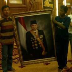 Foto Presiden dan Wapres SBY-Boediono di Grahadi Mulai Diturunkan