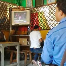 Warung-warung Kopi di Gresik Siarkan Pelantikan Presiden Jokowi-JK