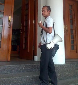 Pria Ini Tiba-tiba Berteriak Pakai Toa di Depan Kantor Ridwan Kamil