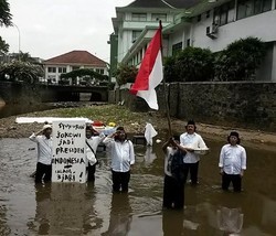 Seniman di Bandung Syukuran Pelantikan Jokowi di Sungai Cikapundung