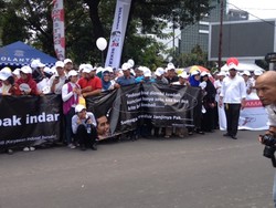 Berdiri di Trotoar, Seratusan Pegawai Indosat Minta Jokowi Buyback Saham