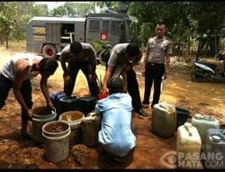 Polisi Pakai Water Cannon Tolong Warga yang Kekeringan di Karawang