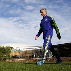 Belum Pikirkan MU, Mourinho Tak Akan Simpan Pemain