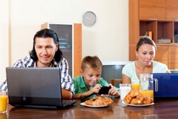 Anak Bisa Tertular Kecanduan Gadget dari Orang Tuanya Lho