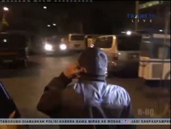 Seorang Warga Tusuk Polisi dengan Taring Babi