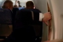 Mimpi Buruk Bagi Traveler, Dinding Pesawat Robek Saat Terbang