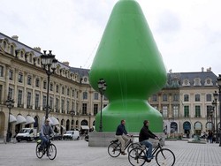 Ketika Turis & Warga Paris Marah Ada Balon Mirip Sex Toy