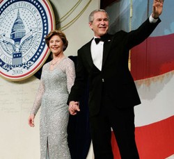 Gaun Ikonik Karya Oscar de la Renta, Dipakai Ibu Negara Sampai Selebriti