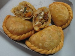 Jalangkote dan Putu Cangkiri, Jajanan Gurih Manis Khas Makassar