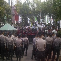 Tuntut UMP DKI 2015 Naik 30%, Ratusan Buruh Demo di Kantor Ahok