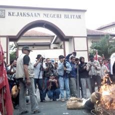 Kejari Blitar Dituntut Tuntaskan Kasus Korupsi Bupati Herry