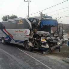 Bus Sumber Selamat Tabrak Truk Gandeng, Satu Penumpang Tewas