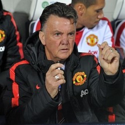 Van Gaal Yakin MU Masih Bisa Kejar Chelsea