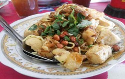 Tahu Kupat Sido Mampir: Sedep Tenan! Tahu Goreng Bersaus Gula Merah yang Manis Gurih