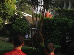 Kompak Berpakaian Serba Putih, Jokowi Sekeluarga Tiba di Taman Suropati