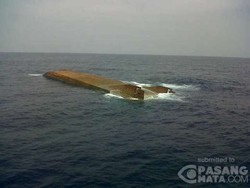 Penampakan Puing Kapal Kargo yang Tenggelam di Perairan Karawang