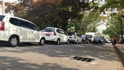 Tanpa Voorijder, Ibu Negara Iriana dan 2 Anaknya Keluar Istana Naik Innova