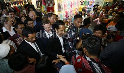 Blusukan, Jokowi Minta Paspampres Pakai Batik Daripada Safari karena Gerah