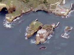 Kisah Gaiola, Pulau Cantik & Terkutuk di Italia