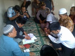 Terlanjur Sebar Undangan, Tahanan ini Terpaksa Menikah di Kantor Polisi