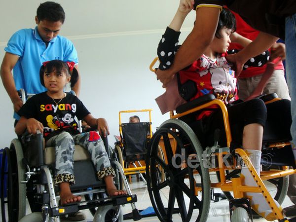 Penyandang Disabilitas Terima Kursi Roda Penyandang Disabilitas Terima Kursi Roda