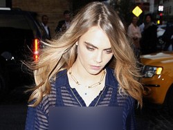 Kenakan Busana Menerawang, Cara Delevingne Pamer Bra